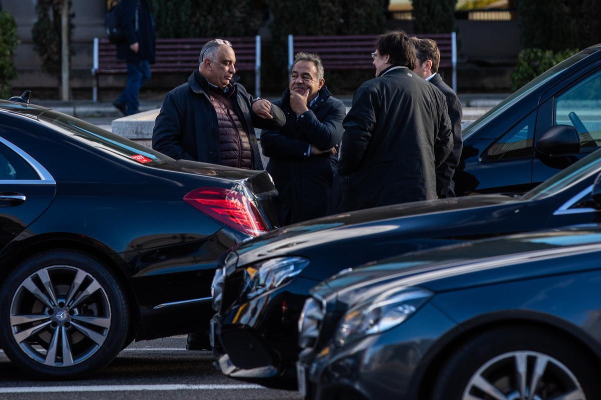 Centenares de conductores de VTC escenifican un funeral del sector y hacen una marcha lenta por Barcelona