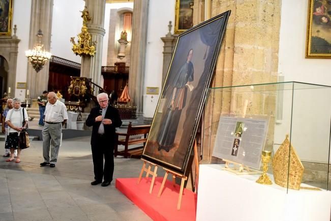 Presentación del retrato, cáliz y mitra de don ...