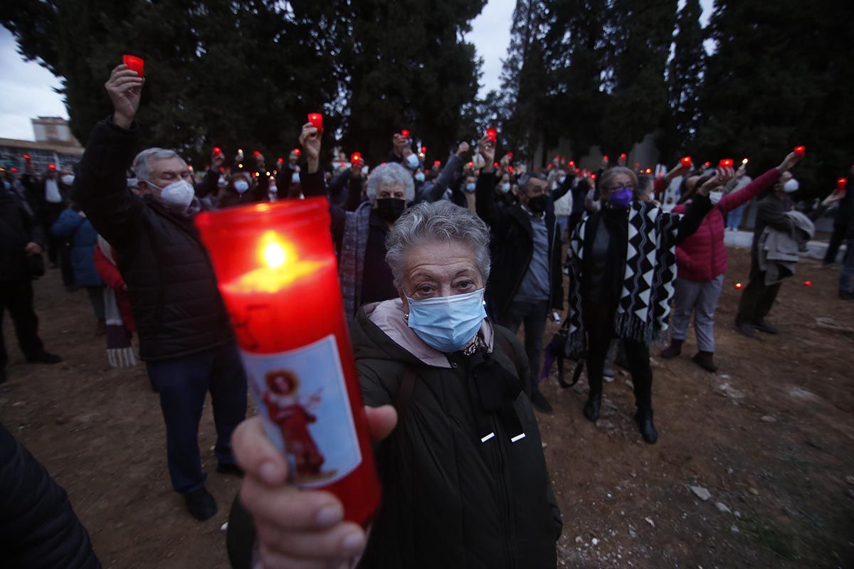 Velas en el cementerio de la Salud por las victimas del franquismo en Córdoba