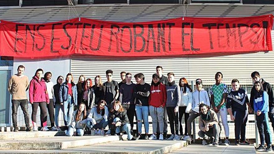 Alumnes de l&#039;Institut Carles Rahola demanen més temps lliure.