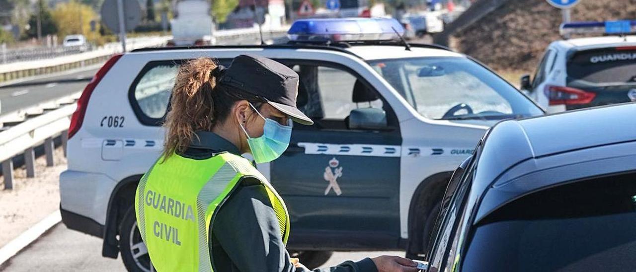 Sivilvakten kontrollerer at omkretsstengingen av Valencias samfunn overholdes.