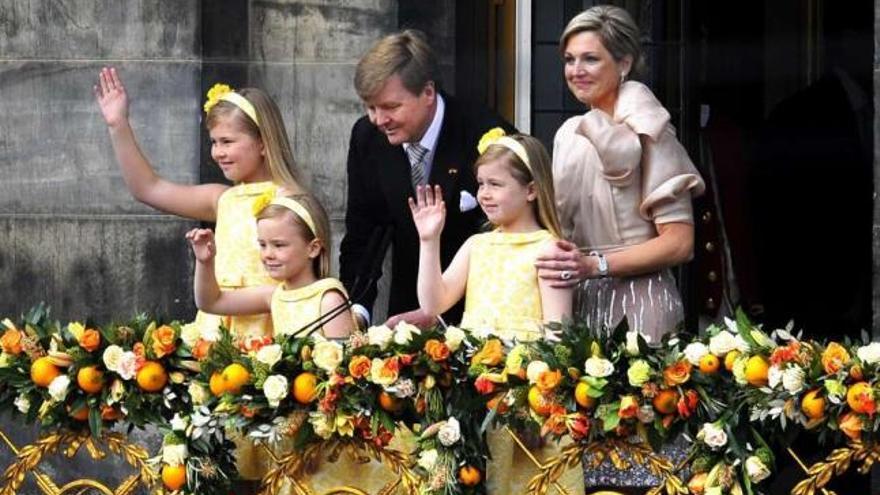 El nuevo rey Guillermo Alejandro, ayer con su esposa, la reina Máxima, y sus tres hijas. / remko de waal