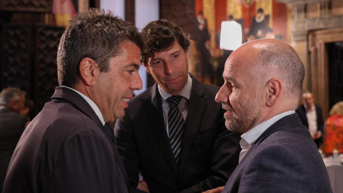 Carlos Mazón, con los secretarios generales de las asociaciones de fabricantes de cerámica y de esmaltes.