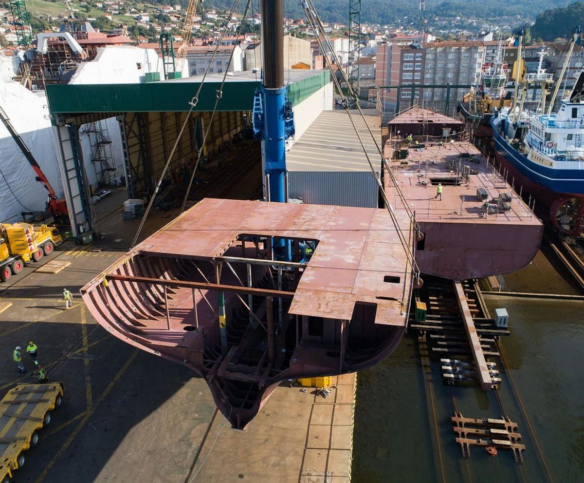 Movimiento de bloques en Nodosa para la construcción del arrastrero. |  Cedida