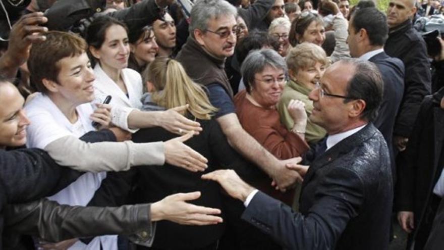 Hollande rinde homenaje al soldado desconocido en el Arco de Triunfo