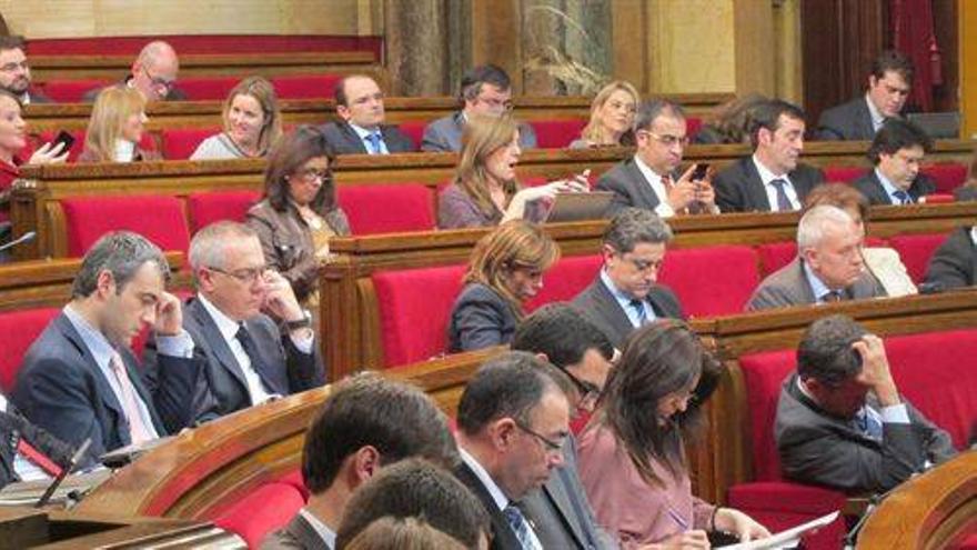 Los diputados del PP catalán abandonan el hemiciclo tras votar contra la declaración de soberanía