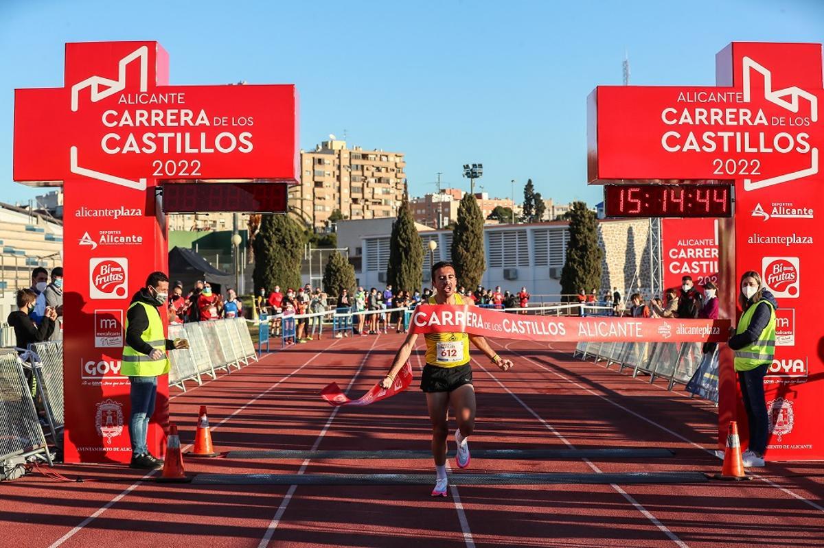 Andrés Macías, ganador 5K  la Carrera de los Castillos de Alicante.