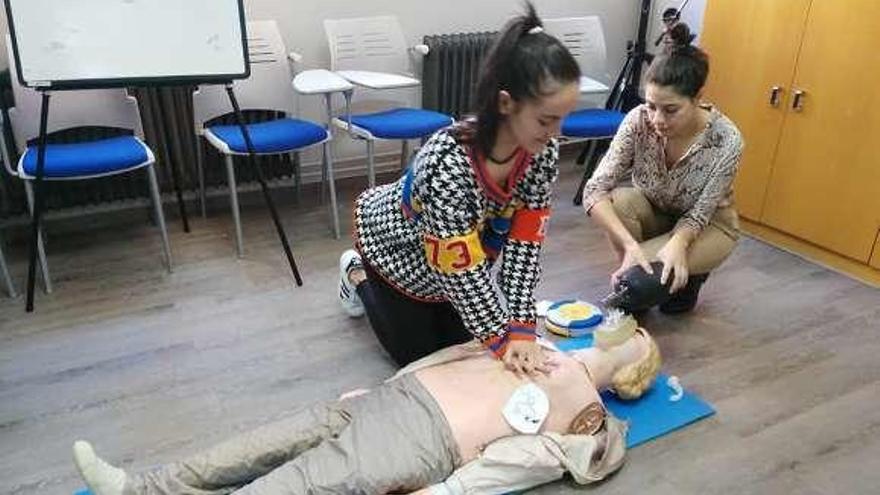 Los alumnos del ciclo de Farmacia son los encargados de impartir las sesiones, de una hora de duración, sobre las técnicas más básicas de primeros auxilios. // FdV