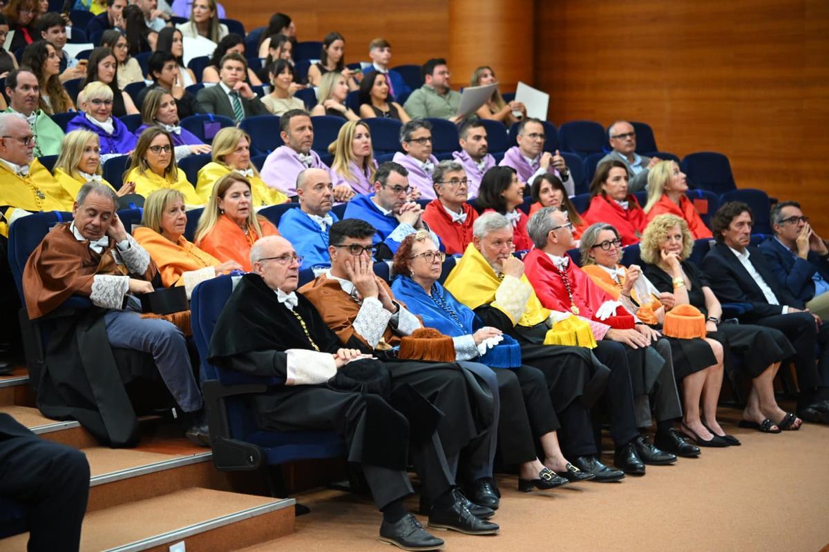 Público durante el acto de clausura del curso y, en primer término, Jesús Rodríguez Marín