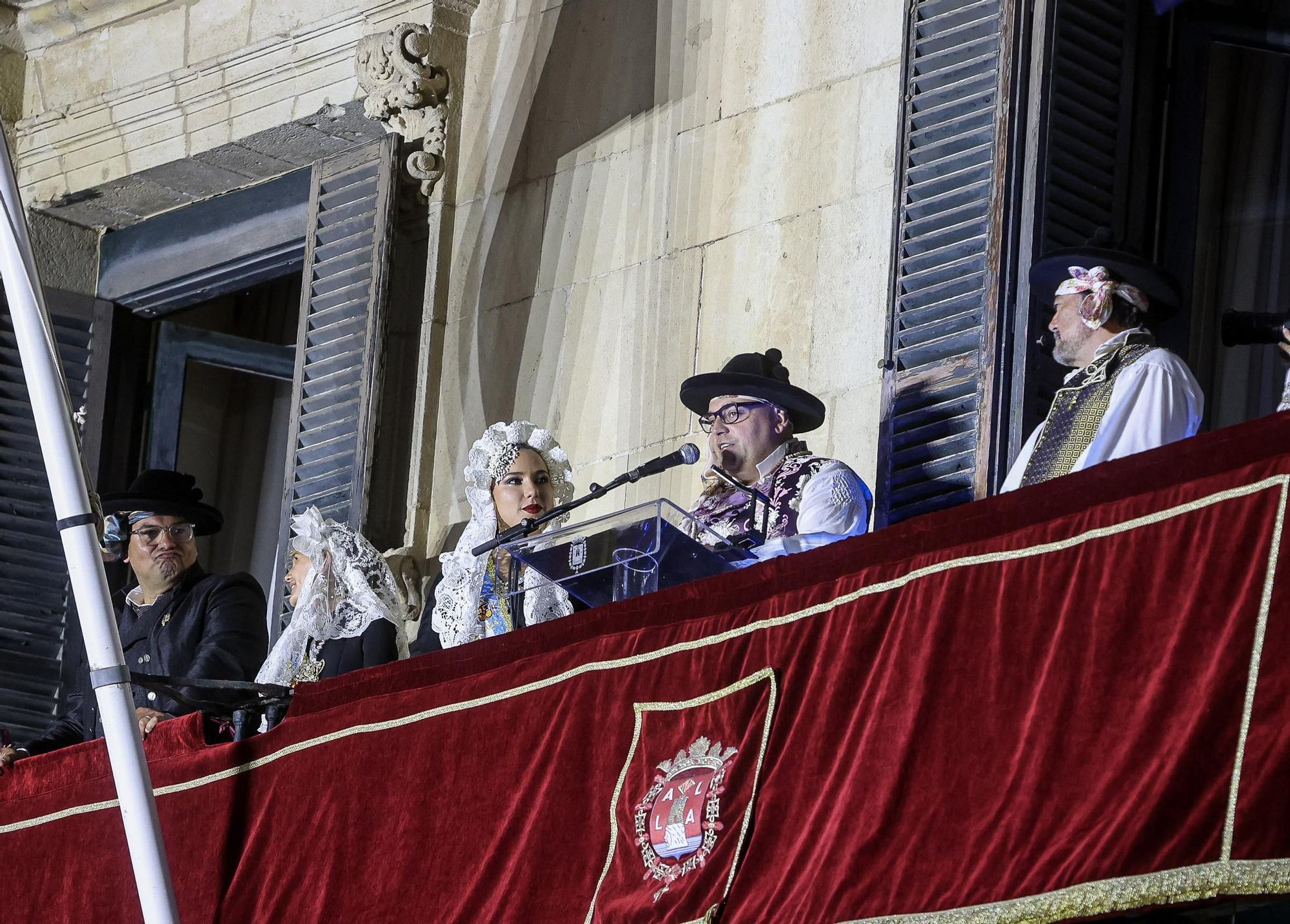 Resumen de los actos de inicio de las Hogueras 2024 ( Mascletà, Pasodoble, Homenaje Foguerers y Barraquers, desfile del Pregón y Pregón oficial )