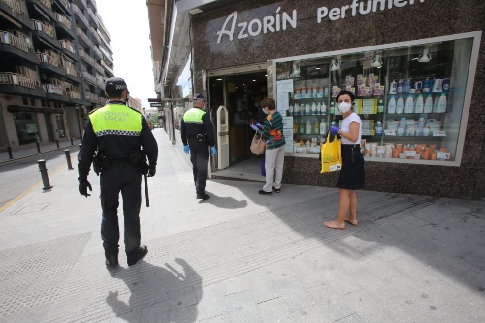 La Policía Local de Alicante revisa los comercios