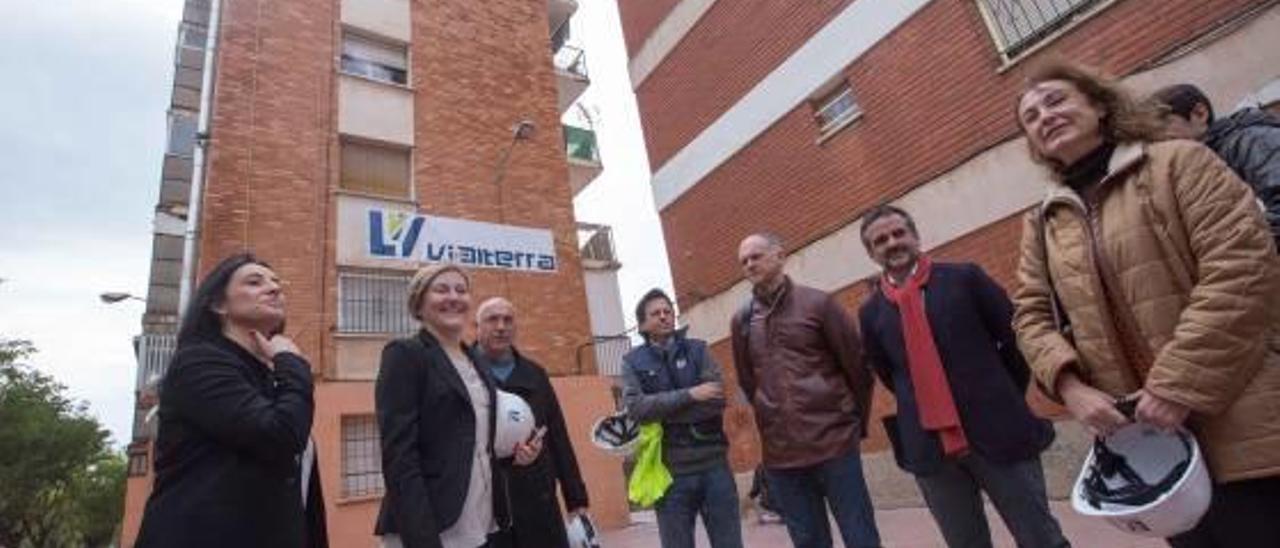 La consellera, junto al alcalde, técnicos y responsables de la obra durante la visita de ayer.