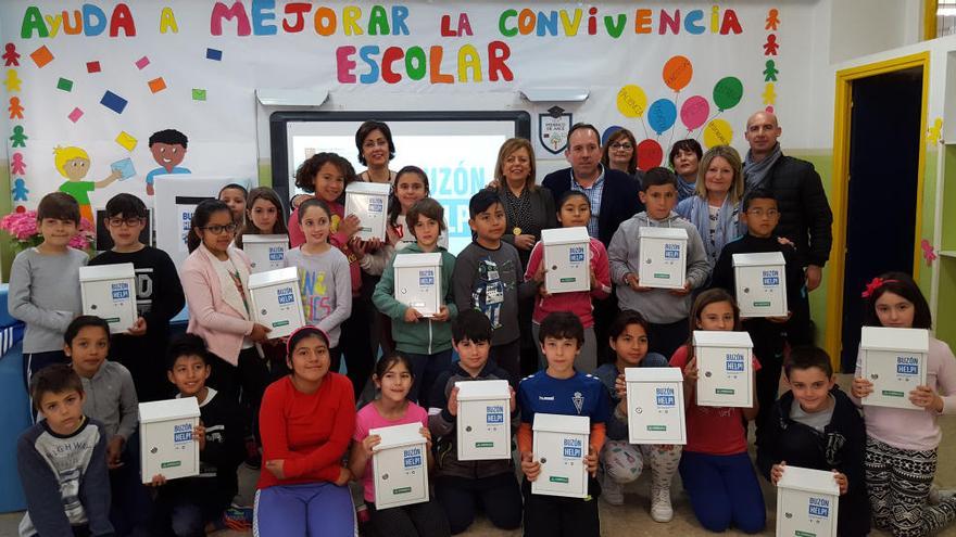 La consejera de Educación y Universidades, María Isabel Sánchez-Mora, hizo entrega de los primeros &#039;Buzones Help&#039;