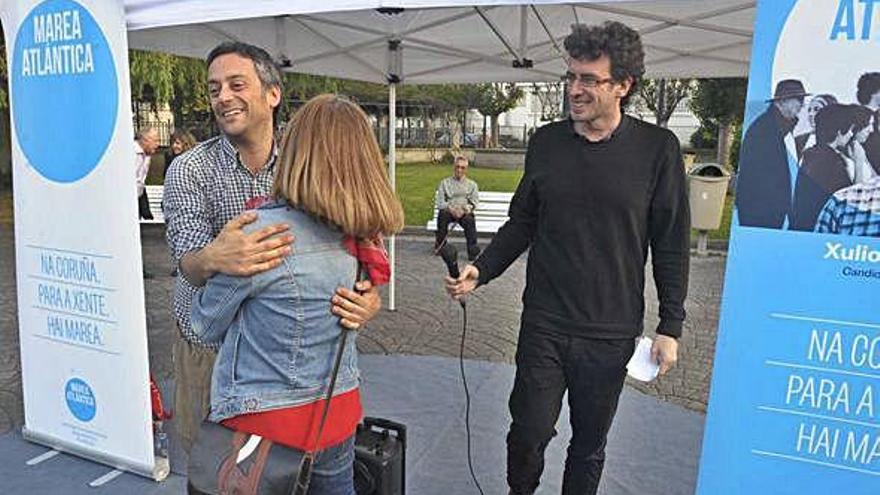 José Manuel Sande, con Xulio Ferreiro, abrazado a unha muller na campaña electoral de 2015.