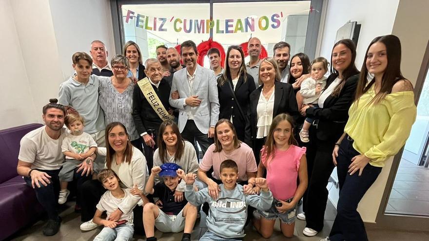 L’Ajuntament d’Igualada felicita al centenari Andrés Dávila amb un ram i un llibre d’il·lustracions de la ciutat