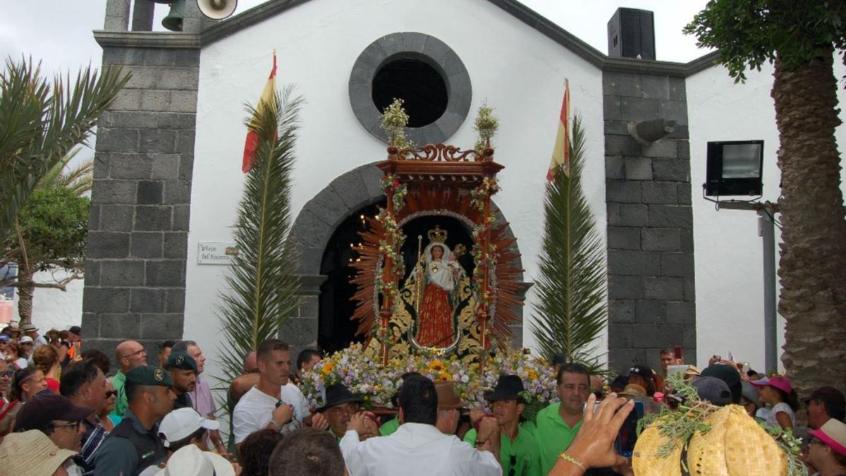 La romería de El Socorro llegando a la ermita del caserío. | | E.D.