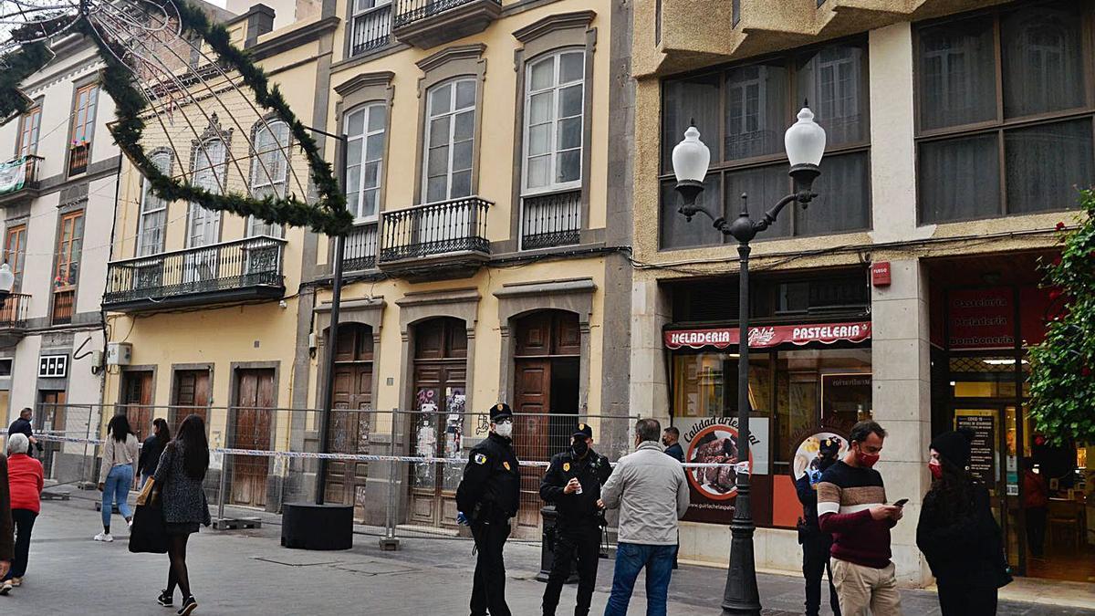 Vista del edificio desalojado por la Policía Local. | | JOSÉ CARLOS GUERRA