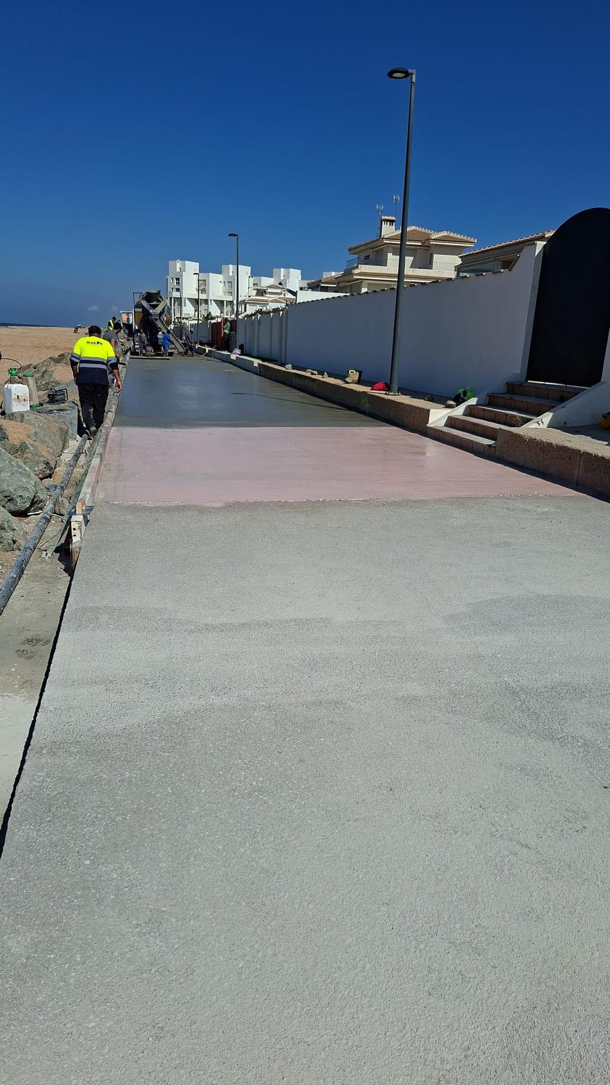 Obras de reparación del paseo marítimo de Matalascañas.