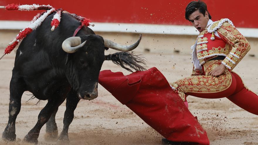 Oreja para el venezolano Colombo en Pamplona, al calor de las peñas de sol