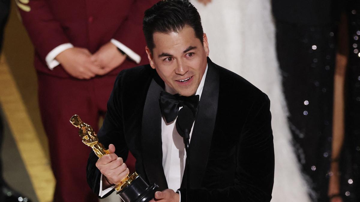 Jonathan Wang recibe el Oscar a mejor película por ’Todo a la vez en todas partes’.