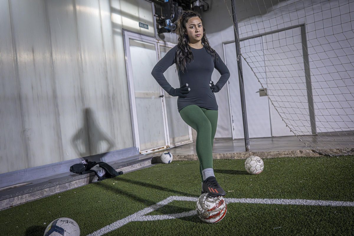 Entrenamiento del primer equipo de fútbol femenino que se crea en el barrio de La Mina