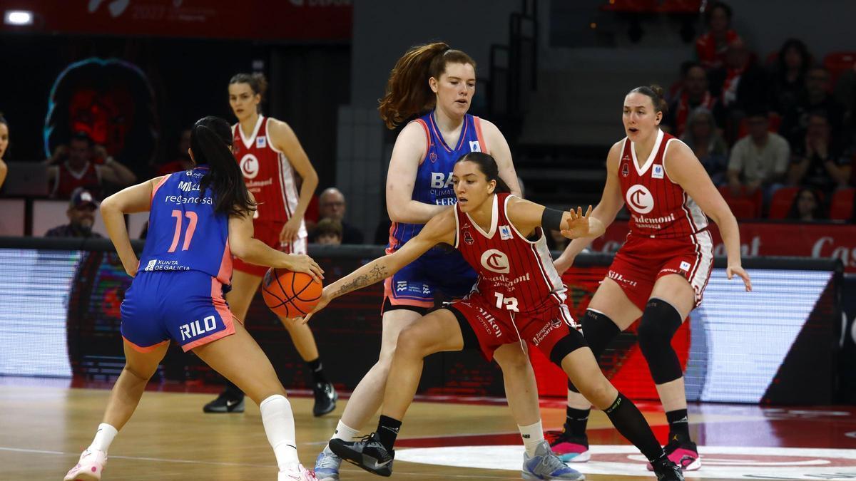 Helena Pueyo trata de robar el balón durante el partido de la primera vuelta ante el Baxi Ferrol.