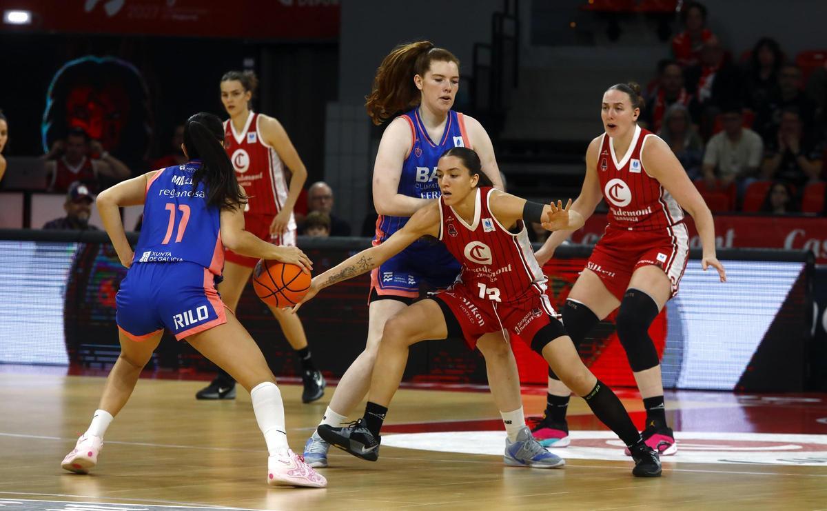 Helena Pueyo trata de robar el balón durante el partido de la primera vuelta ante el Baxi Ferrol.