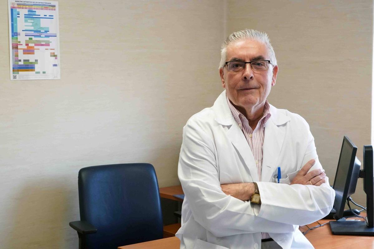 MLG 24-06-2026.-El jefe del servicio de Enfermedades Infecciosas, José María Reguera, centro de la (foto) junto a su equipo, donde han cumplido 20 años de dicha unidad.