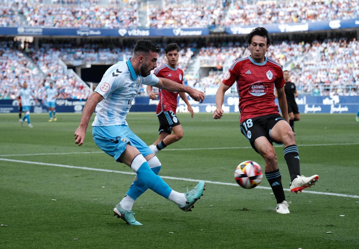 Carlos Puga centra un balón en el Málaga CF Celta Fortuna.