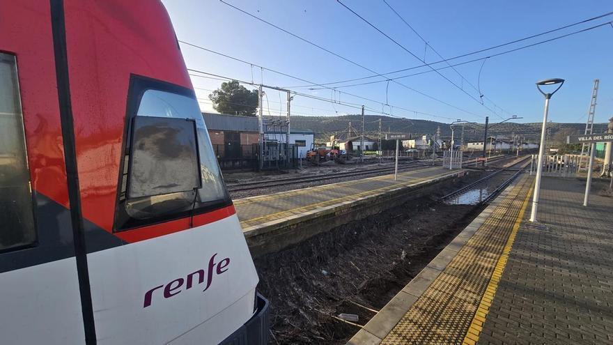 La caída de un muro por acumulación de agua corta la circulación ferroviaria entre Córdoba y Jaén