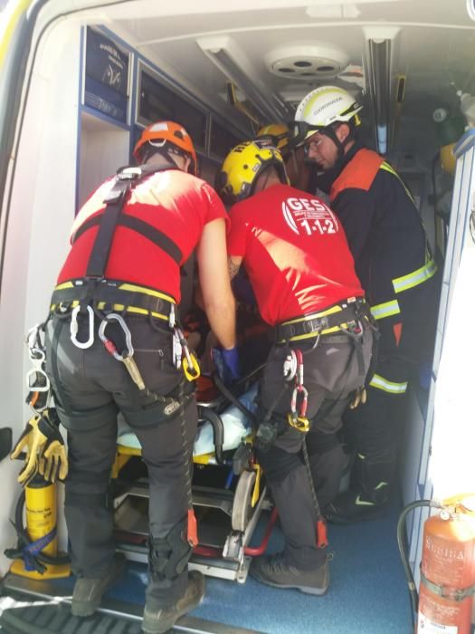 Dos heridos tras la precipitación de un vehículo por un barranco en Gran Canaria