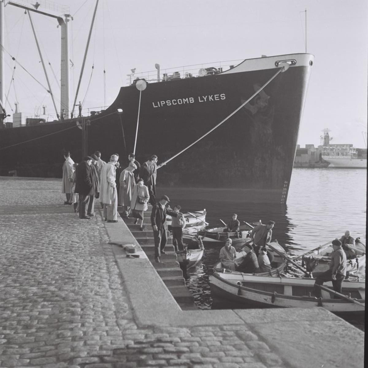 Durante años en el puerto existieron unas barcas denominadas palomas mensajeras o simplemente mensajeras que actuaban como taxis marítimos. Trasladaban a la gente entre diferentes partes del puerto y acercaban a pasajeros de embarcaciones ancladas en la rada, la zona fuera del rompeolas, hasta tierra firme.  