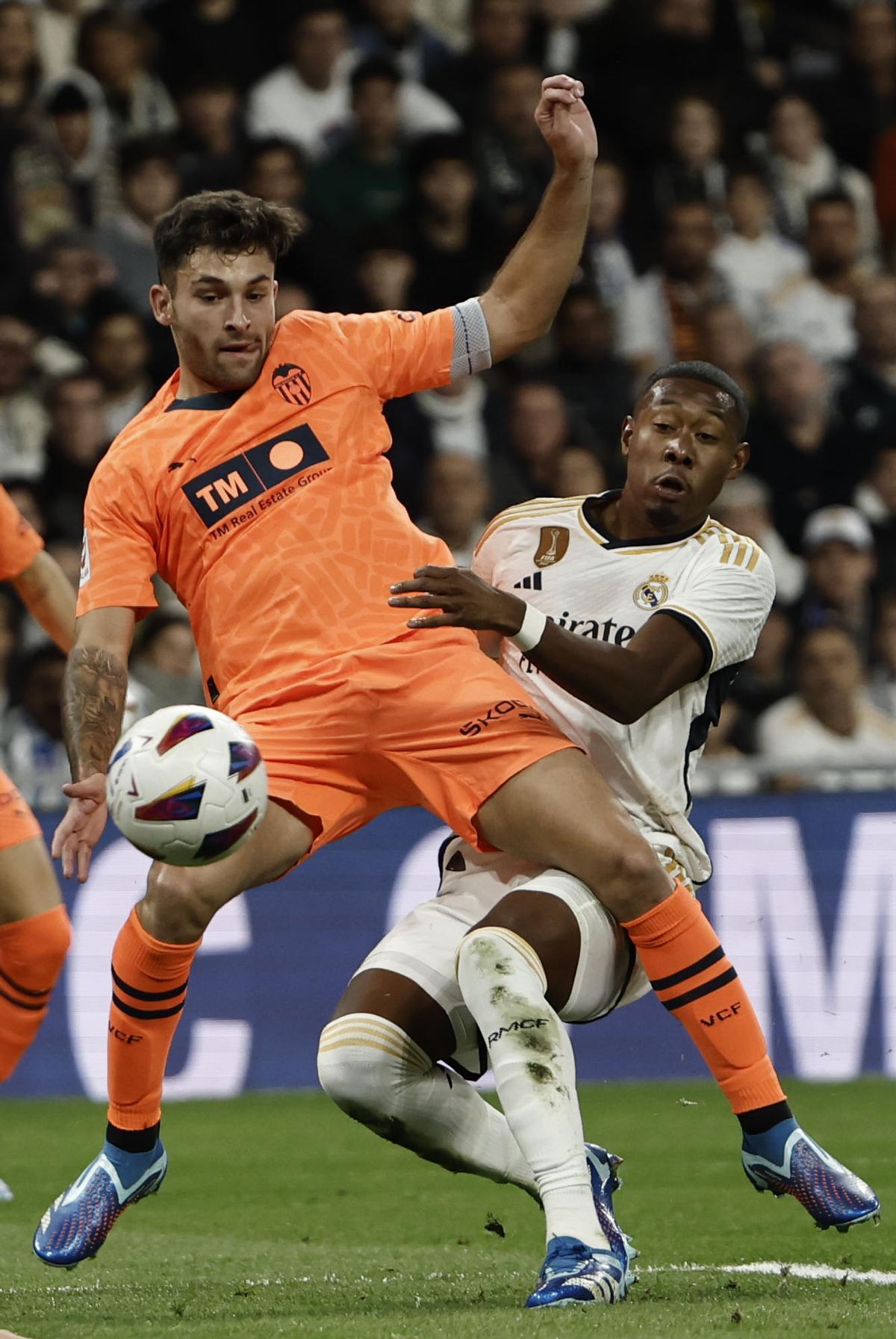 El '9' del Valencia punga por el balón con el defensa del Madrid David Alaba