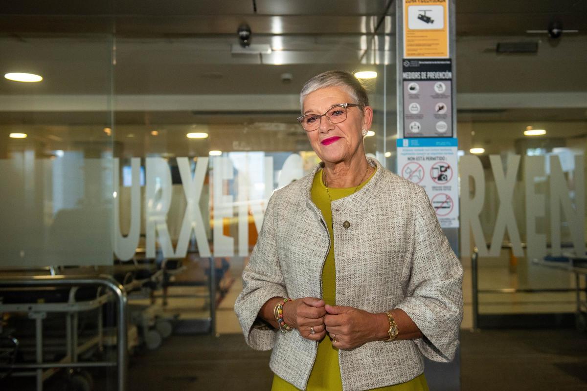 La doctora Carmen Pita, delante de la puerta del Servicio de Urgencias del Hospital de A Coruña (Chuac).