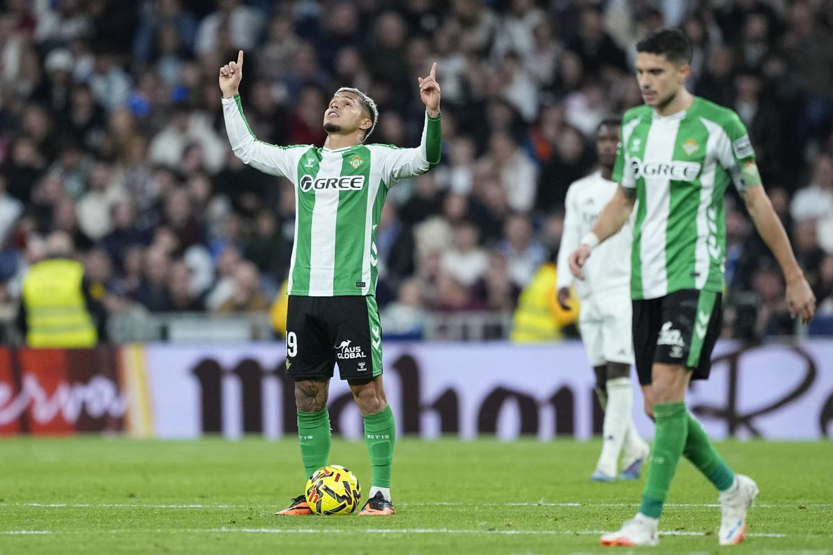 Cucho Hernandez of Real Betis Balompie celebrates a goal during the Spanish League, LaLiga EA Sports, football match played between Real Madrid and Real Betis Balompie at Berabeu stadium on January 04, 2026, in Madrid, Spain. AFP7 04/01/2026 ONLY FOR USE IN SPAIN. Oscar J. Barroso / AFP7 / Europa Press;2026;SOCCER;SPAIN;SPORT;ZSOCCER;ZSPORT;Real Madrid v Real Betis Balompie - LaLiga EA Sports;