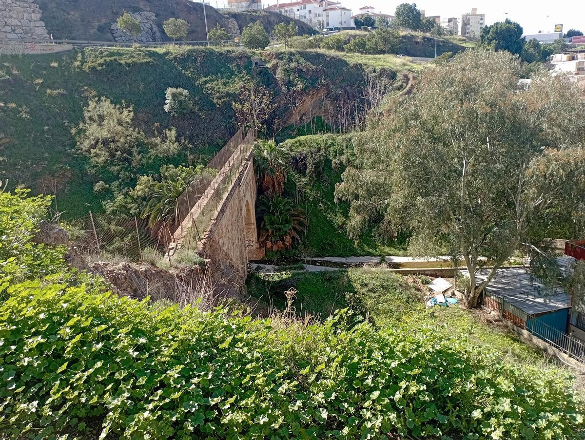 Otra vista del puente sobre el arroyo Aceiteros del Acueducto de San Telmo, desde Mangas Verdes.