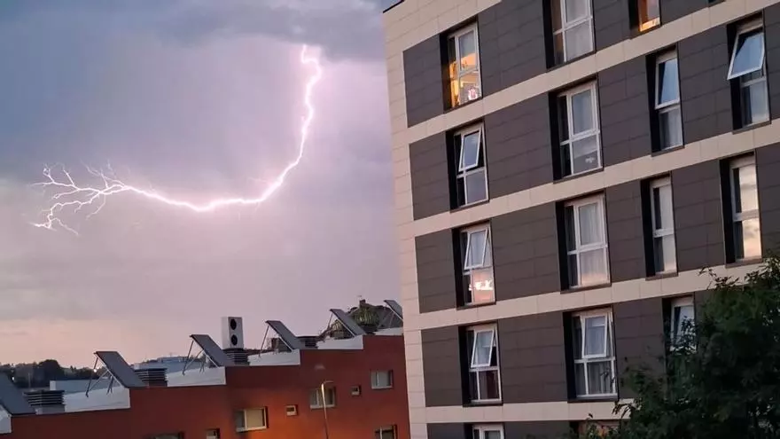 Una tormenta eléctrica ilumia la noche de Santiago