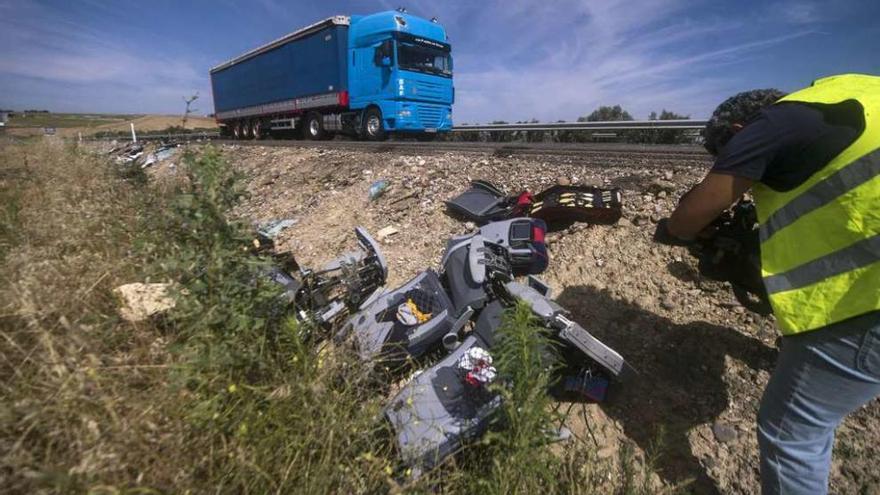 Un cámara de televisión toma imágenes de los restos del autobús en el lugar del accidente.