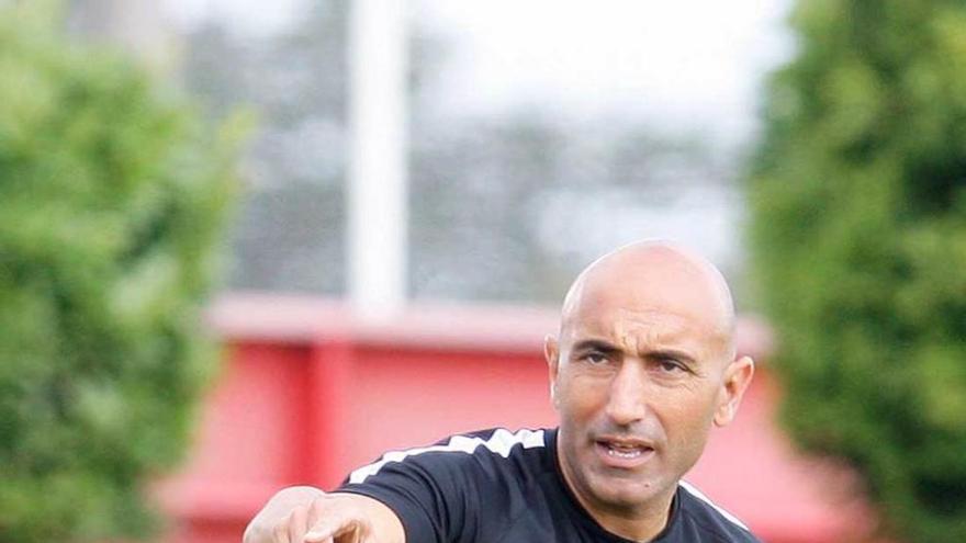 Abelardo hace un gesto en el entrenamiento de ayer.