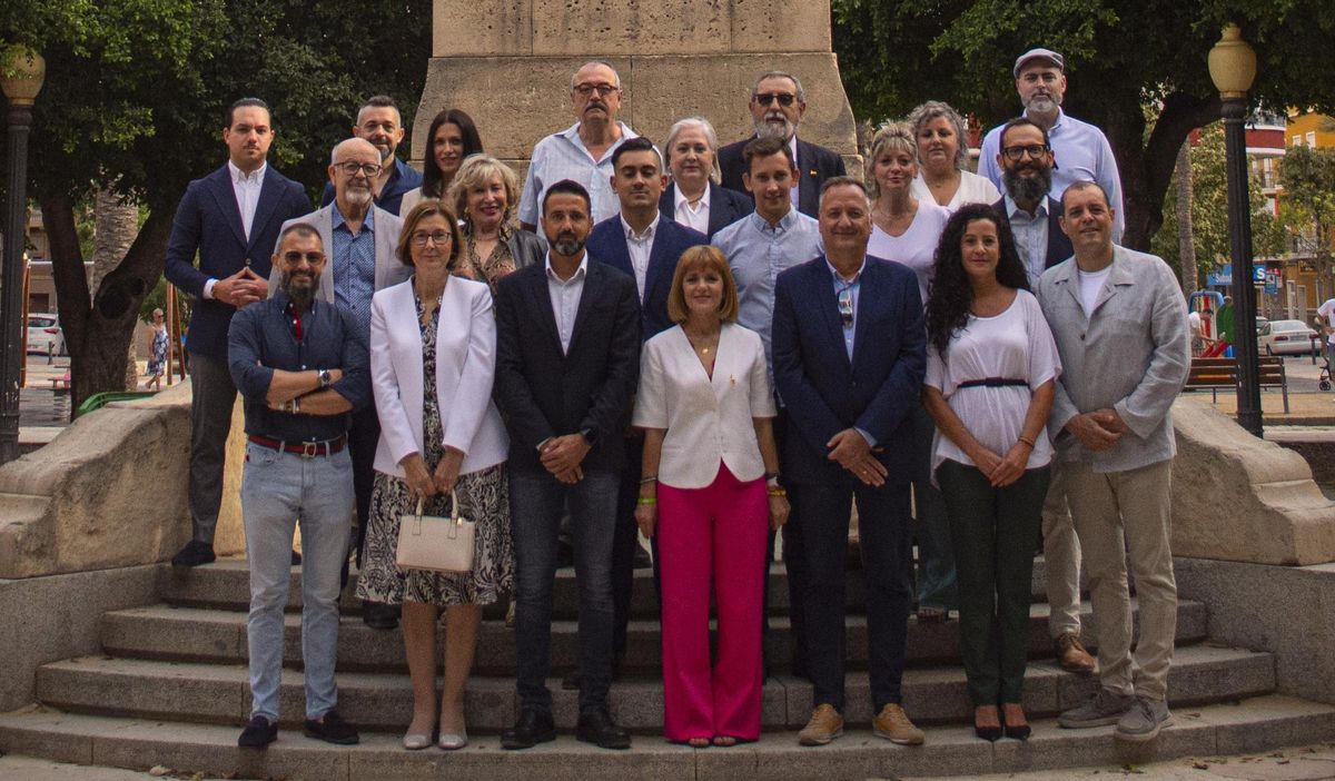 Los candidatos de Vox en Elche a las elecciones municipales encabezados por Aurora Rodil, en la Cruz de los Caídos.