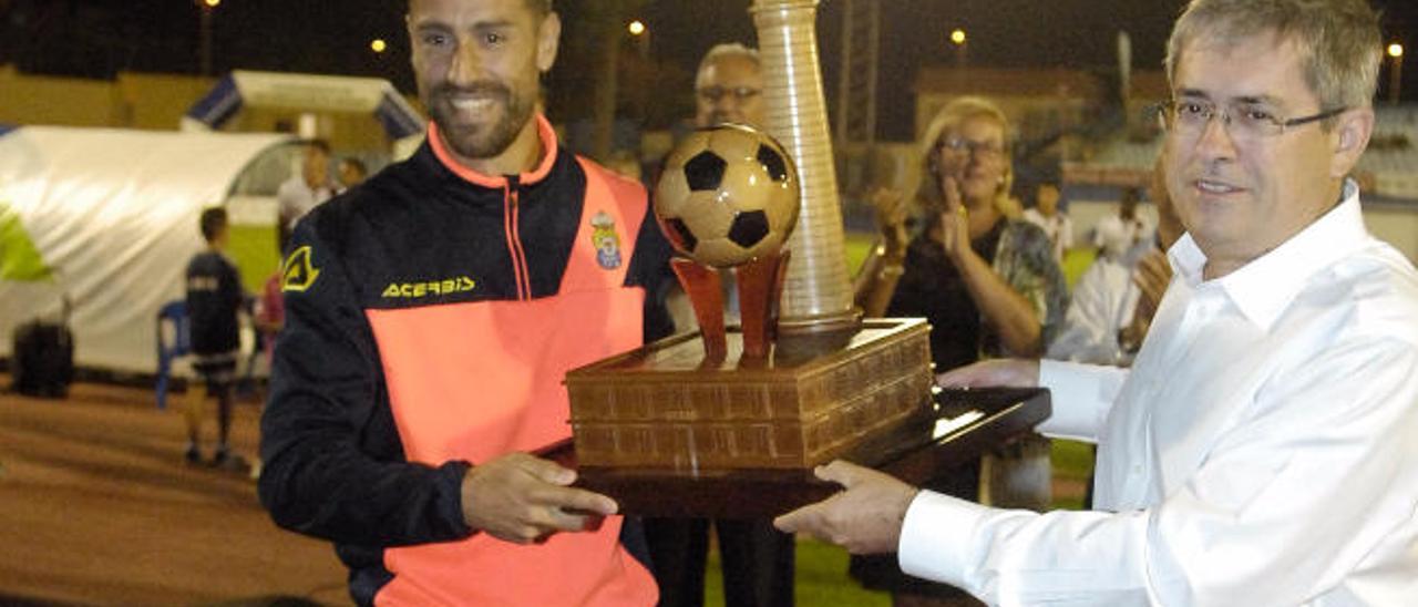 David García recibe el Faro, del alcalde Marco Aurelio Pérez.