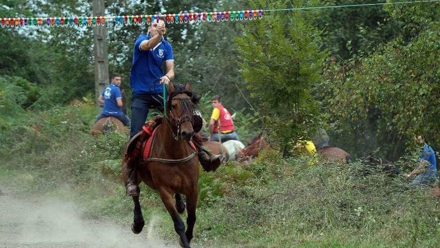 Uno de los participantes en la carrera de cintas a caballo.