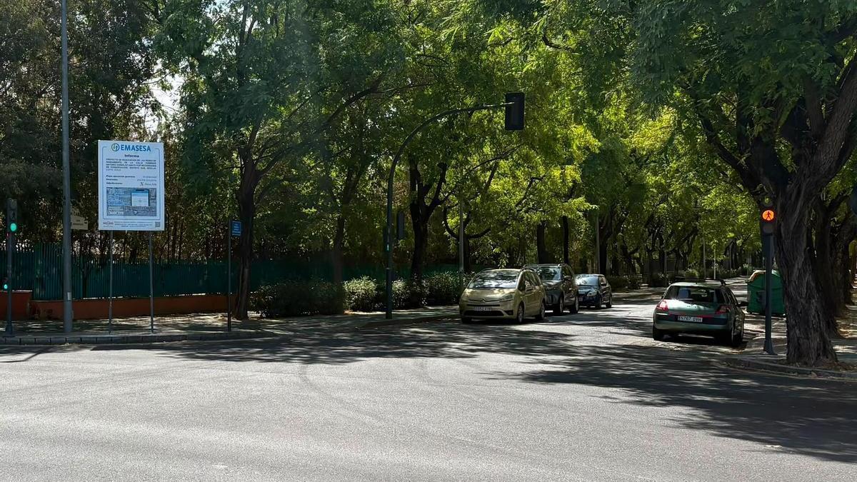 Calle Párroco Antonio González Abato en el distrito Sur, entre Tiro de Línea y La Oliva, donde Emasesa va a renovar el saneamiento y abastecimiento