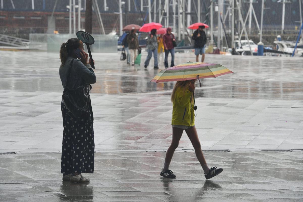Calles mojadas y paraguas este miércoles de alerta naranja por lluvias en A Coruña. Calles mojadas y paraguas este miércoles de alerta naranja por lluvias en A Coruña.