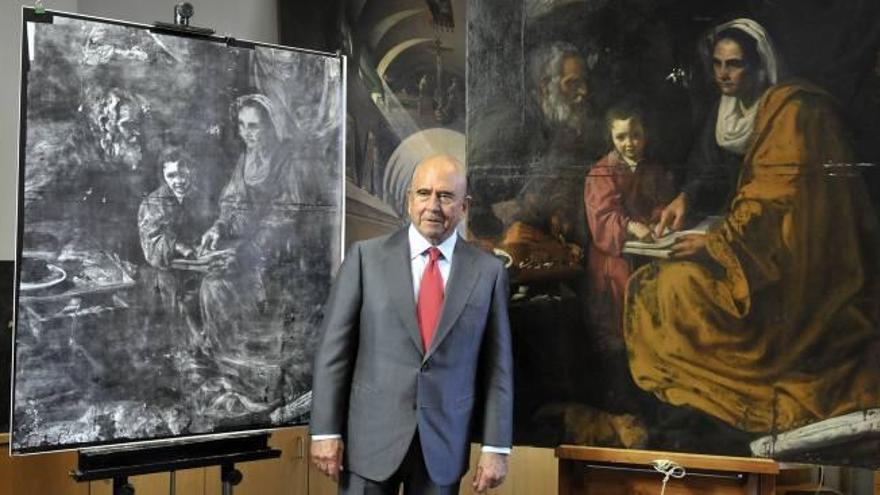 Emilio Botín junto al cuadro «La educación de la Virgen» de Velázquez, descubierto en 2010 en los almacenes de la Universidad de Yale, que iba a ser presentado ayer.