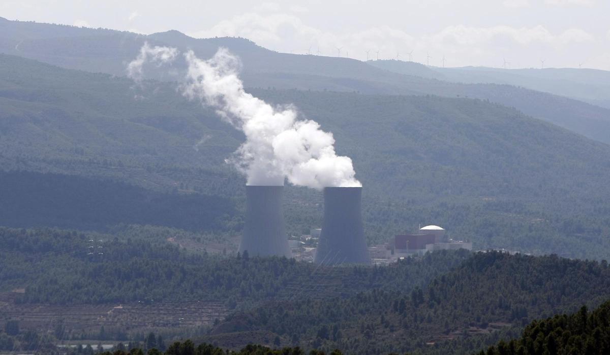 Torres de refrigeración de Cofrentes, con el reactor nuclear a la derecha.