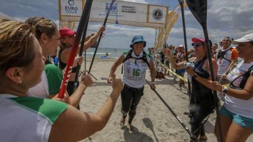 Una participante es recibida por compañeras durante la competición.