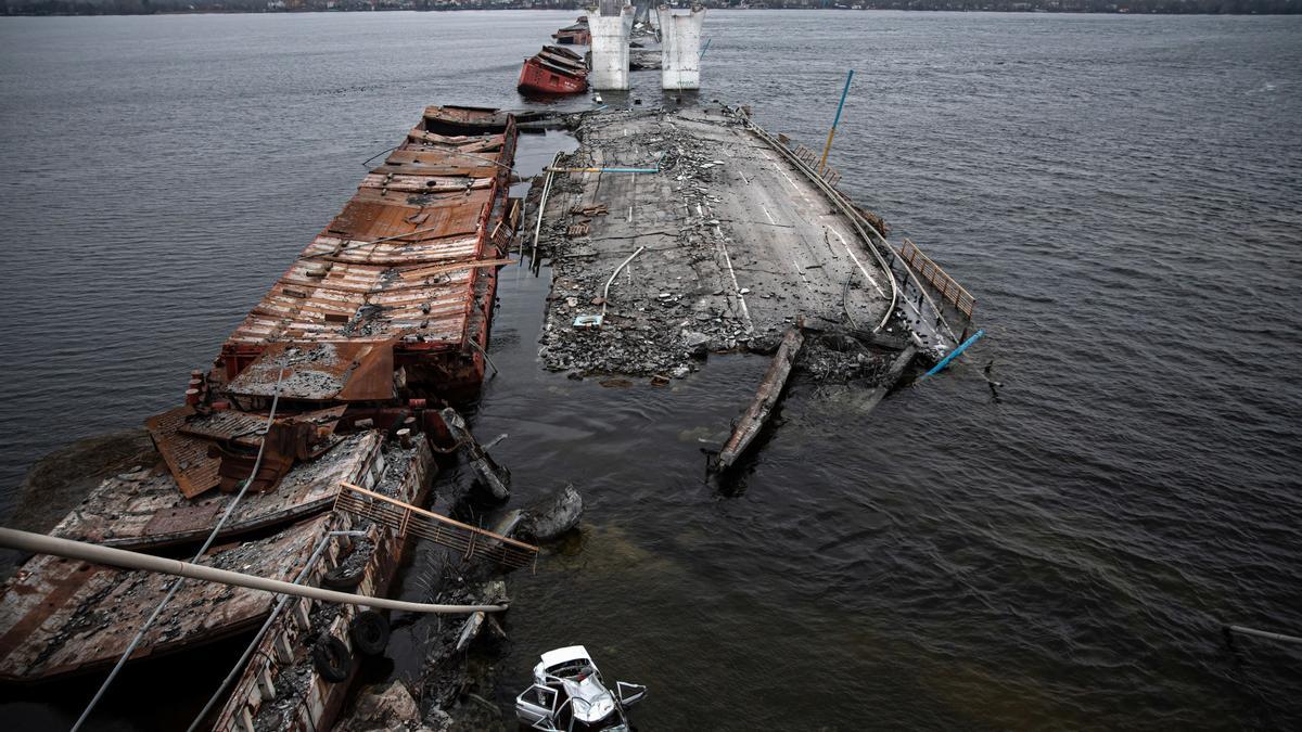 Archivo - Imagen de archivo de un puente destruido en el río Dniéper