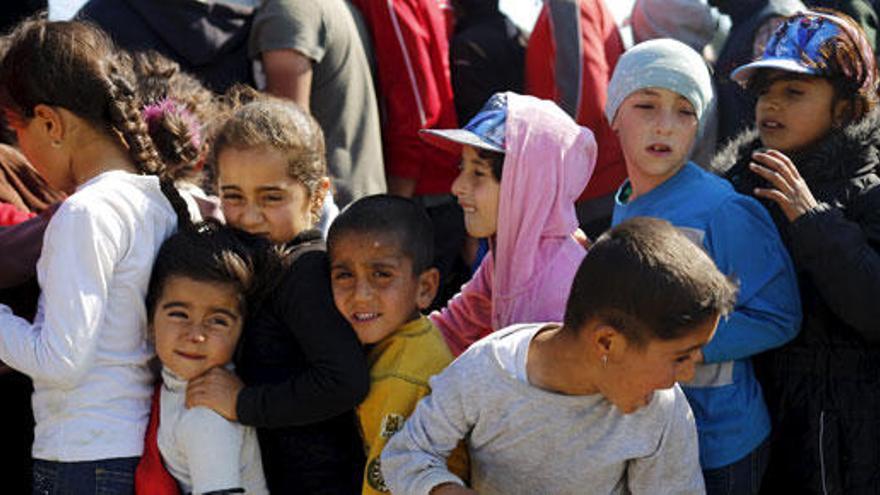 Niños hacen cola para recibir comida en Idomeni.