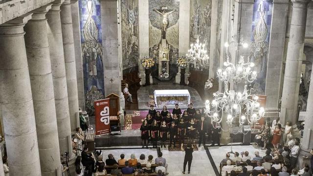 Un instante del concierto en la Colegiata.   | // JAVIER TENIENTE